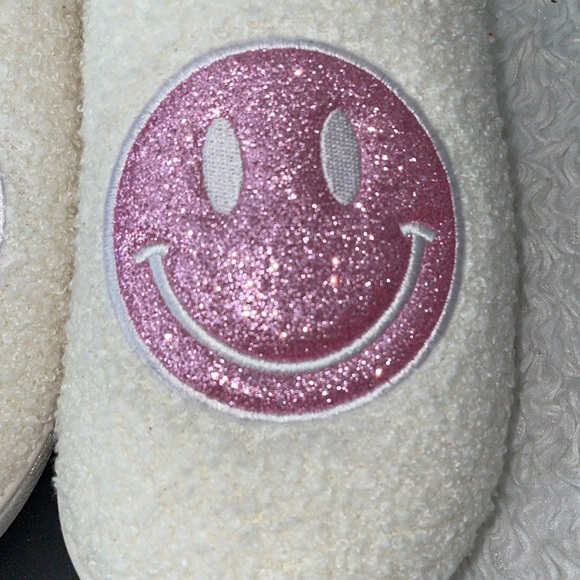 NWT Smiley Face Pink glitter L 8/9 White Slippers Happy Face Soft Comfortable - Picture 2 of 6